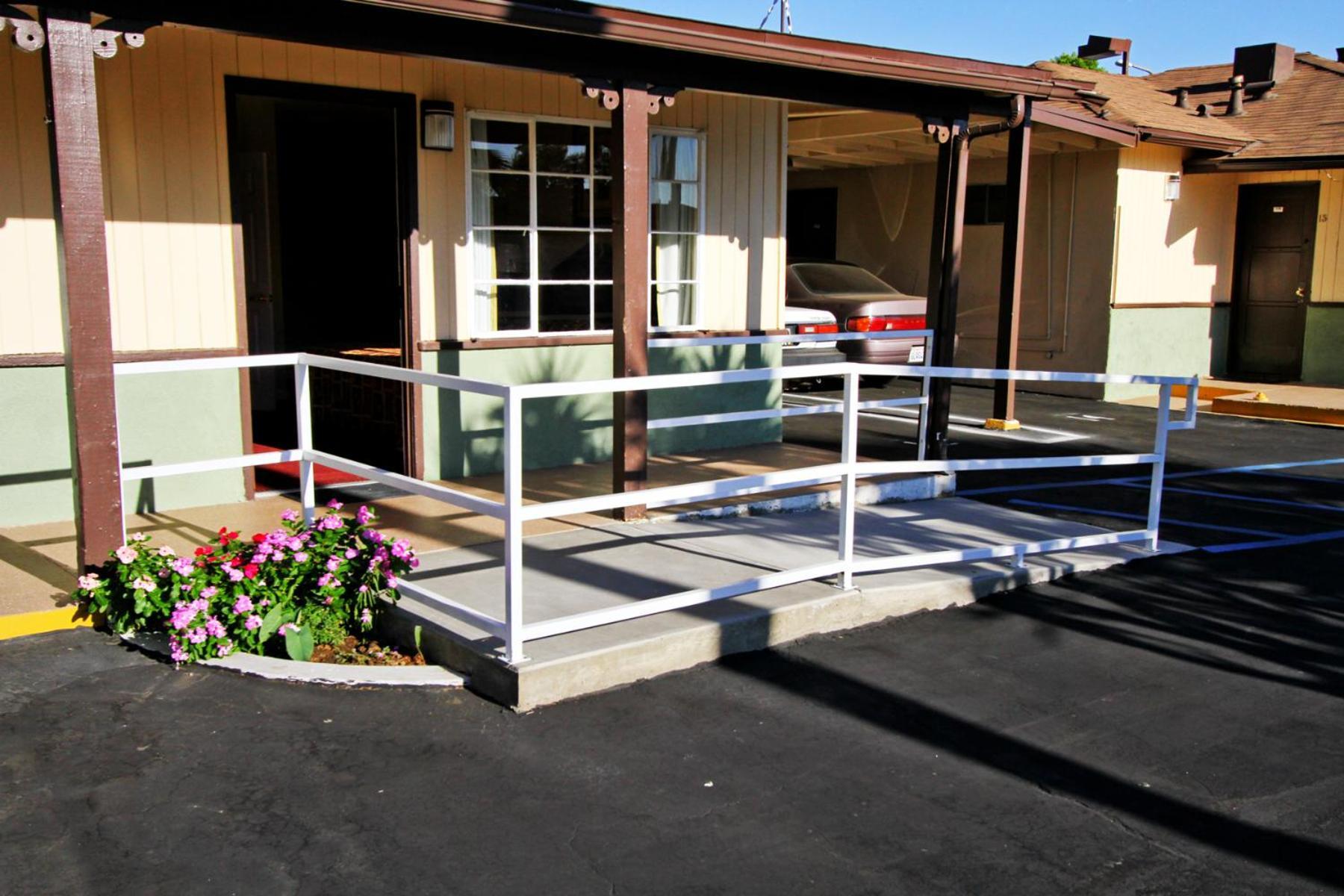 Palm Tropics Motel Glendora Exterior photo